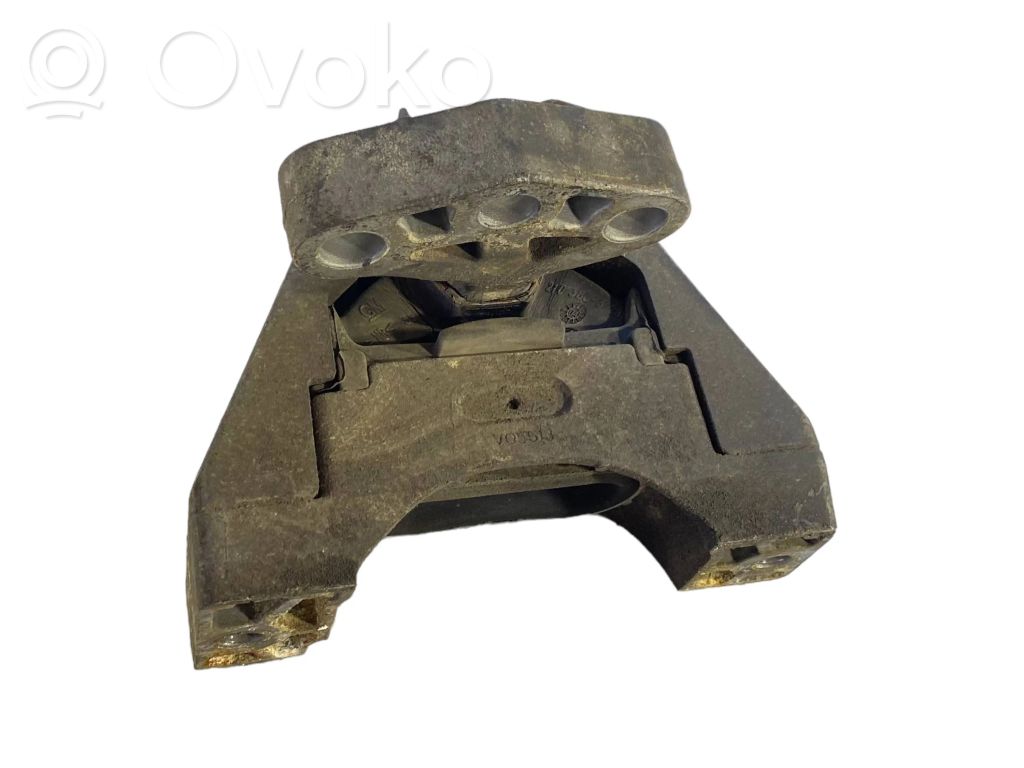 Engine mount bracket   V05369