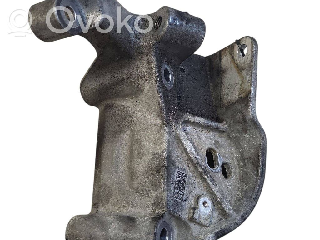Volvo V40 Engine mounting bracket 