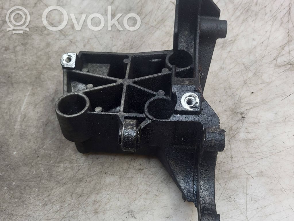 Ohjaustehostimen pumpun kannake