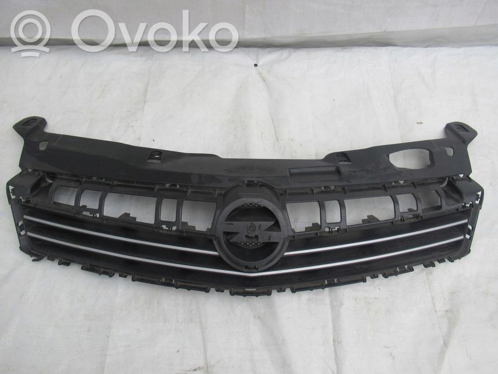 Opel Astra H Etupuskurin ylempi jäähdytinsäleikkö 