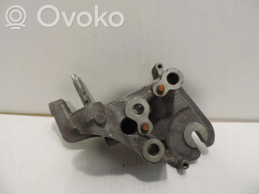Ford Mondeo MK II Engine mounting bracket 