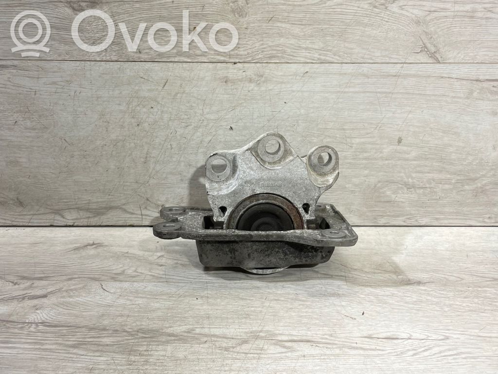 Volvo XC90 Engine mount bracket 