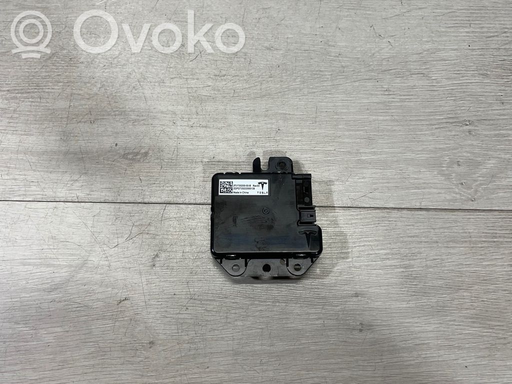 Tesla Model 3 USB-pistokeliitin 