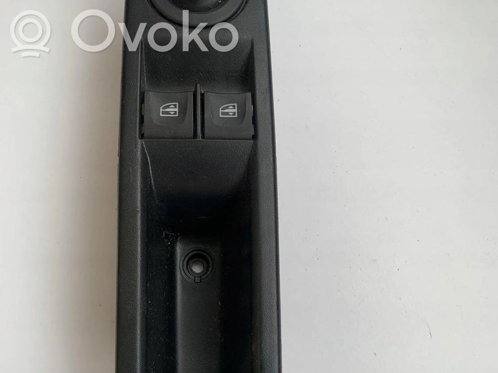 Renault Twingo III Quarter vent window switch 