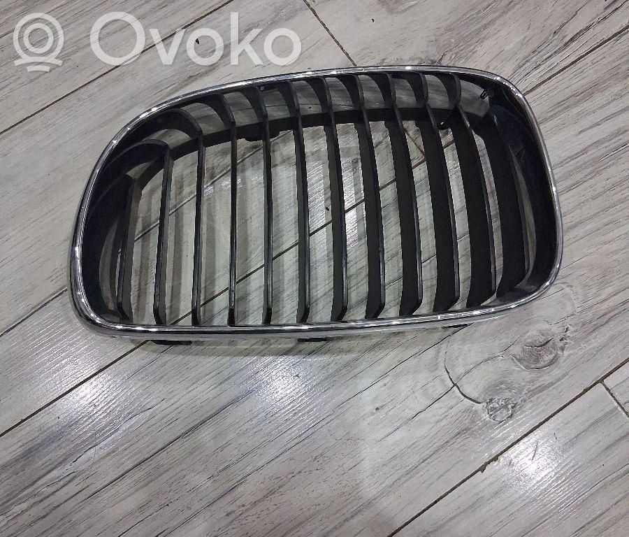 BMW 1 E81 E87 Augšējais režģis 