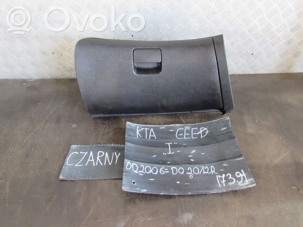 Glove box   1H050