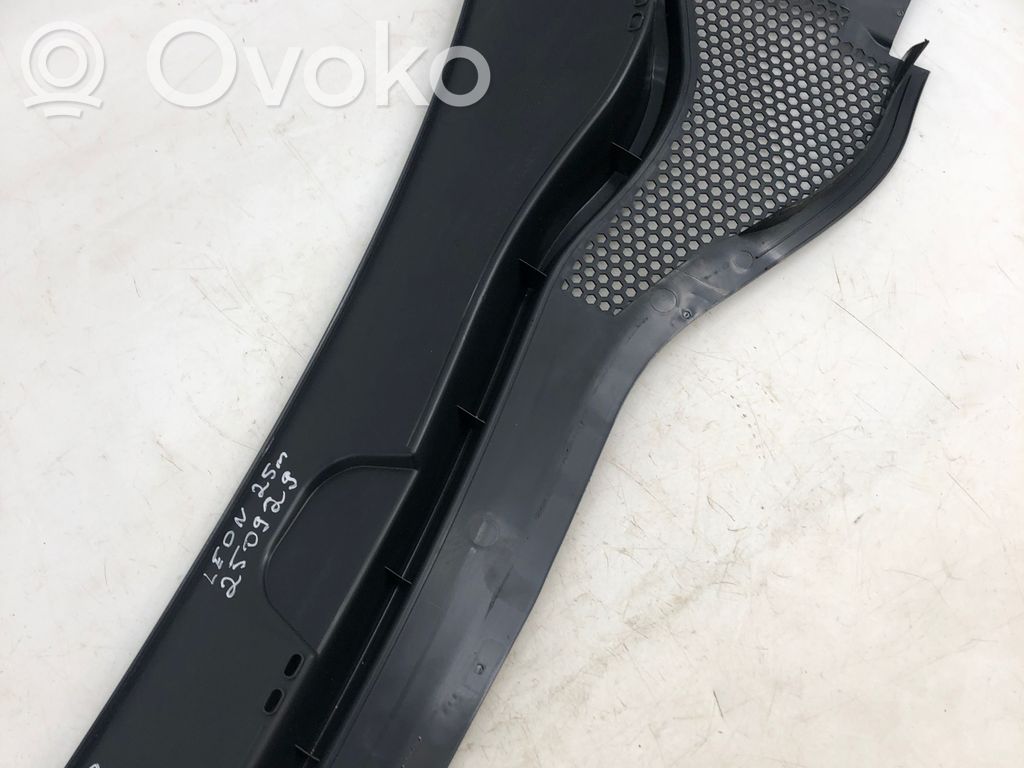 Seat Leon IV Wiper trim 