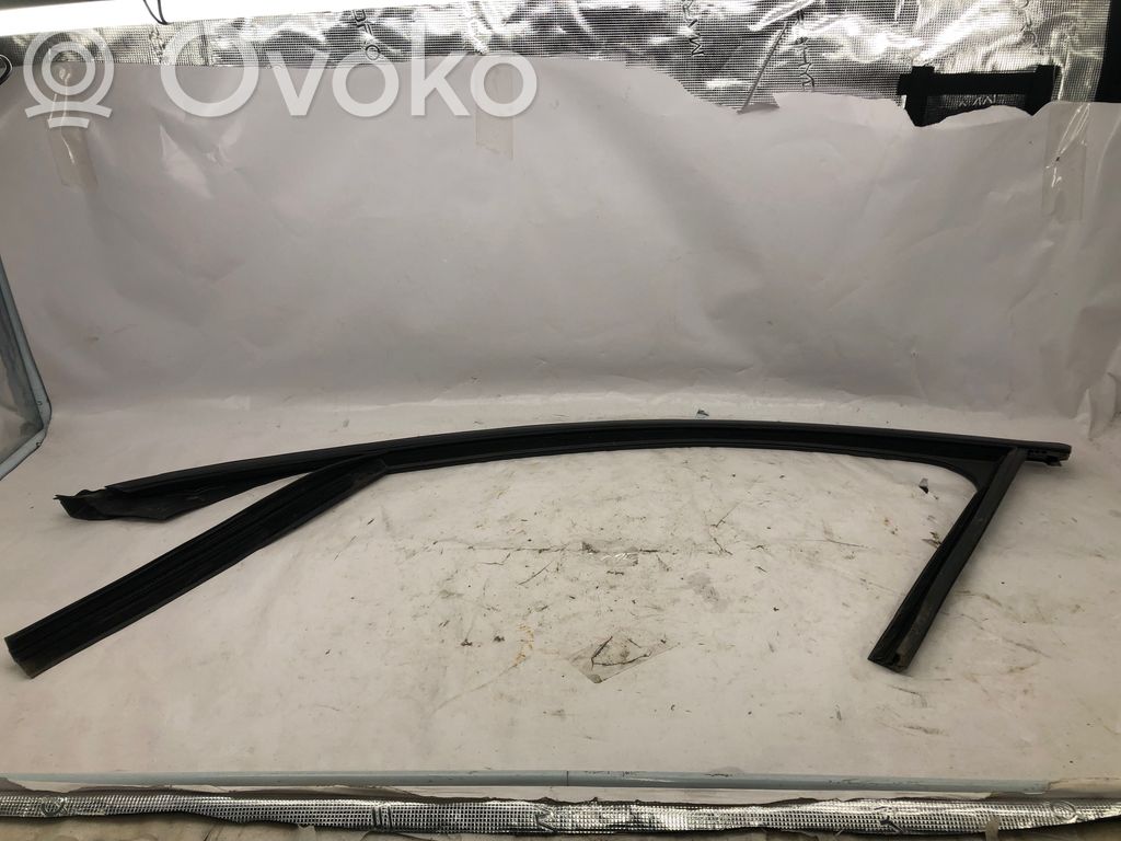 Mercedes-Benz E W213 Uszczelka szyby drzwi przednich 