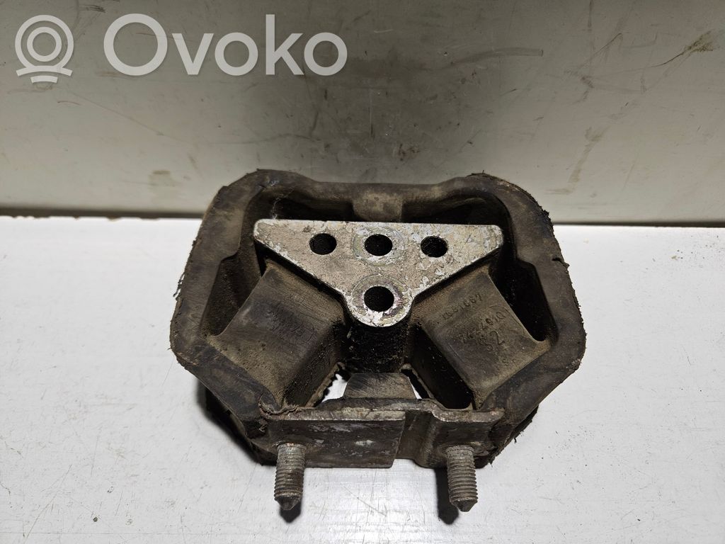 Engine mount bracket   7424910,1681867