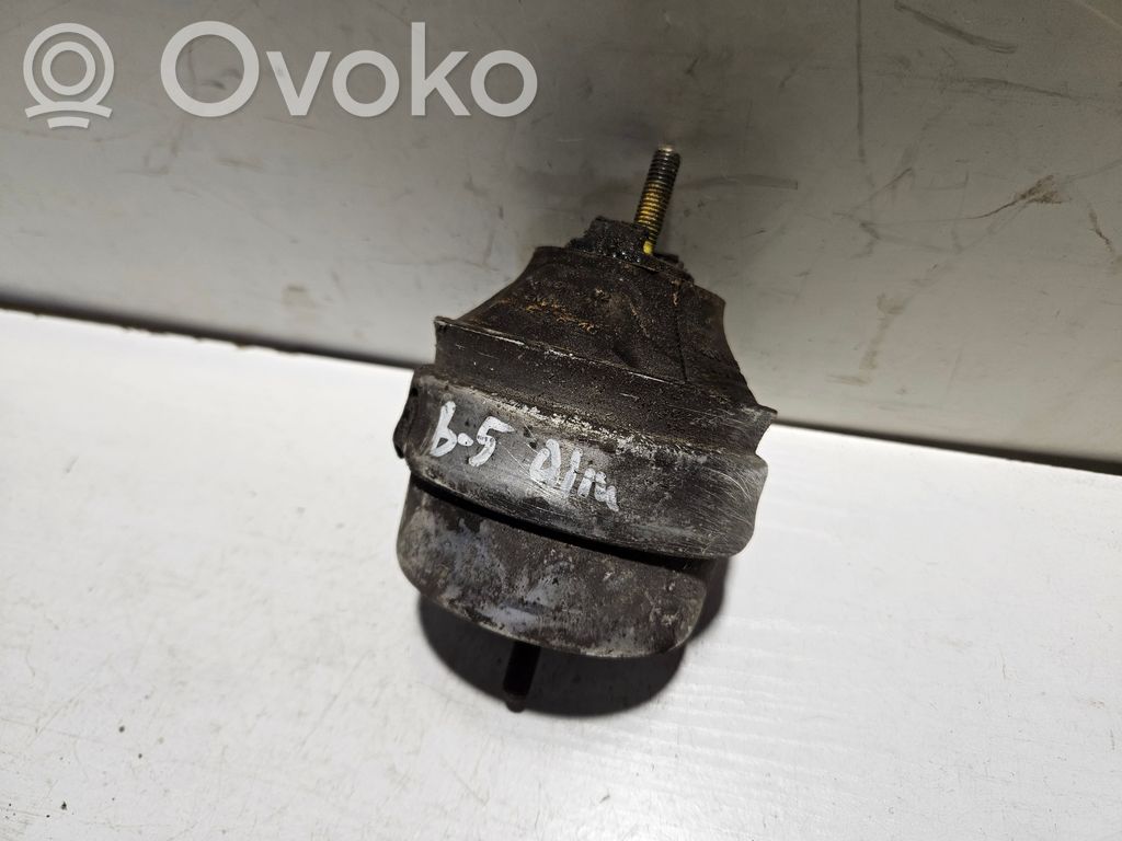 Audi A4 S4 B5 8D Engine mount bracket 