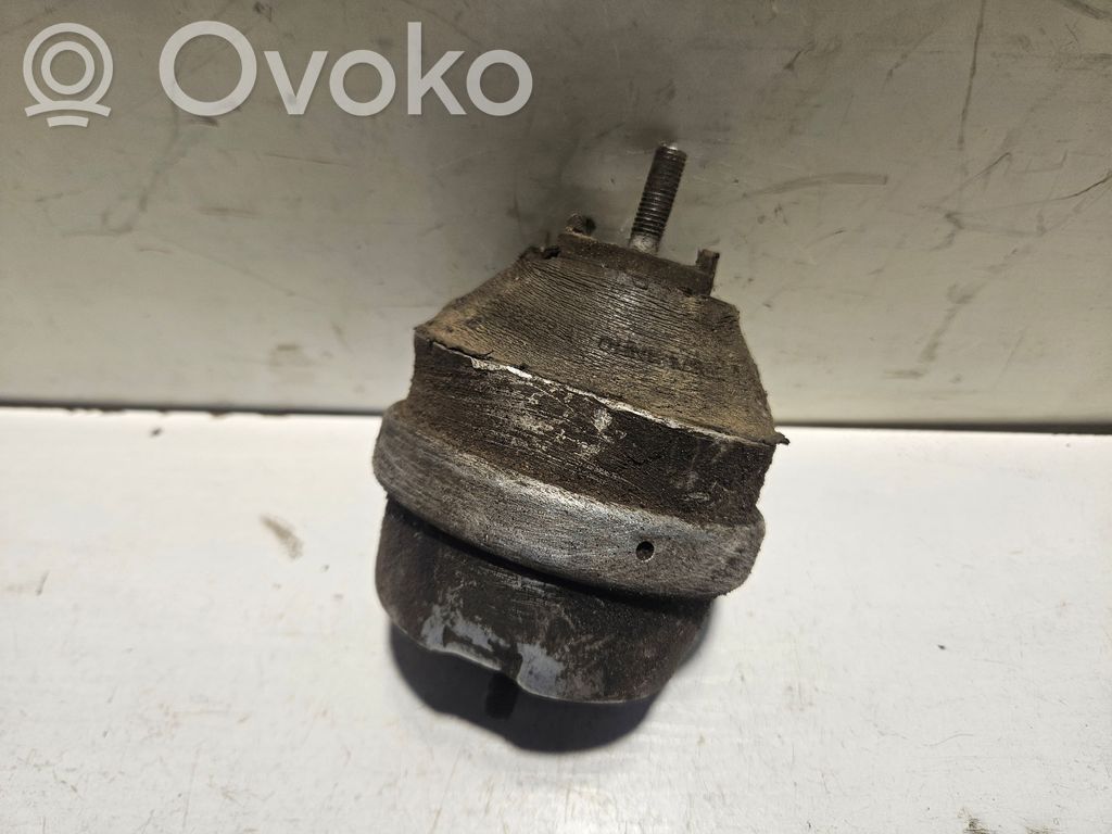 Audi A4 S4 B5 8D Engine mount bracket 