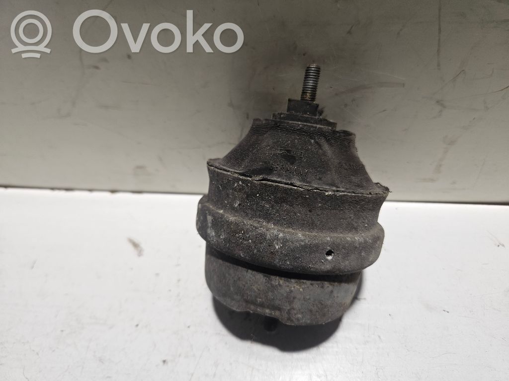 Audi A4 S4 B5 8D Engine mount bracket 