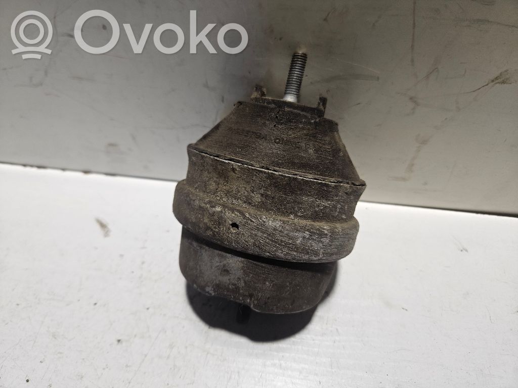 Audi A4 S4 B5 8D Engine mount bracket 