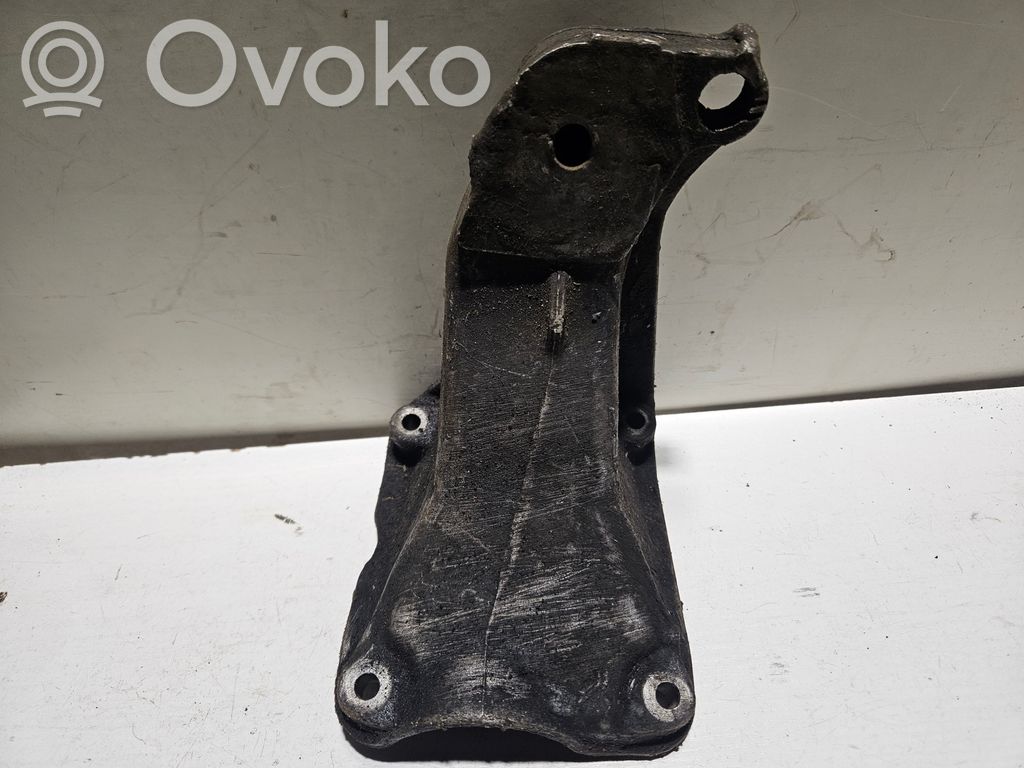 Volkswagen Caddy Engine mounting bracket 