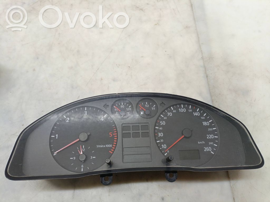 Audi A4 S4 B5 8D Nopeusmittari (mittaristo) 