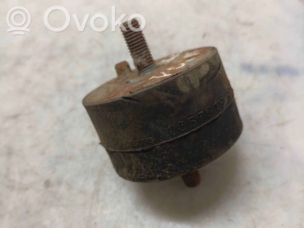 Volvo 740 Engine mount bracket 