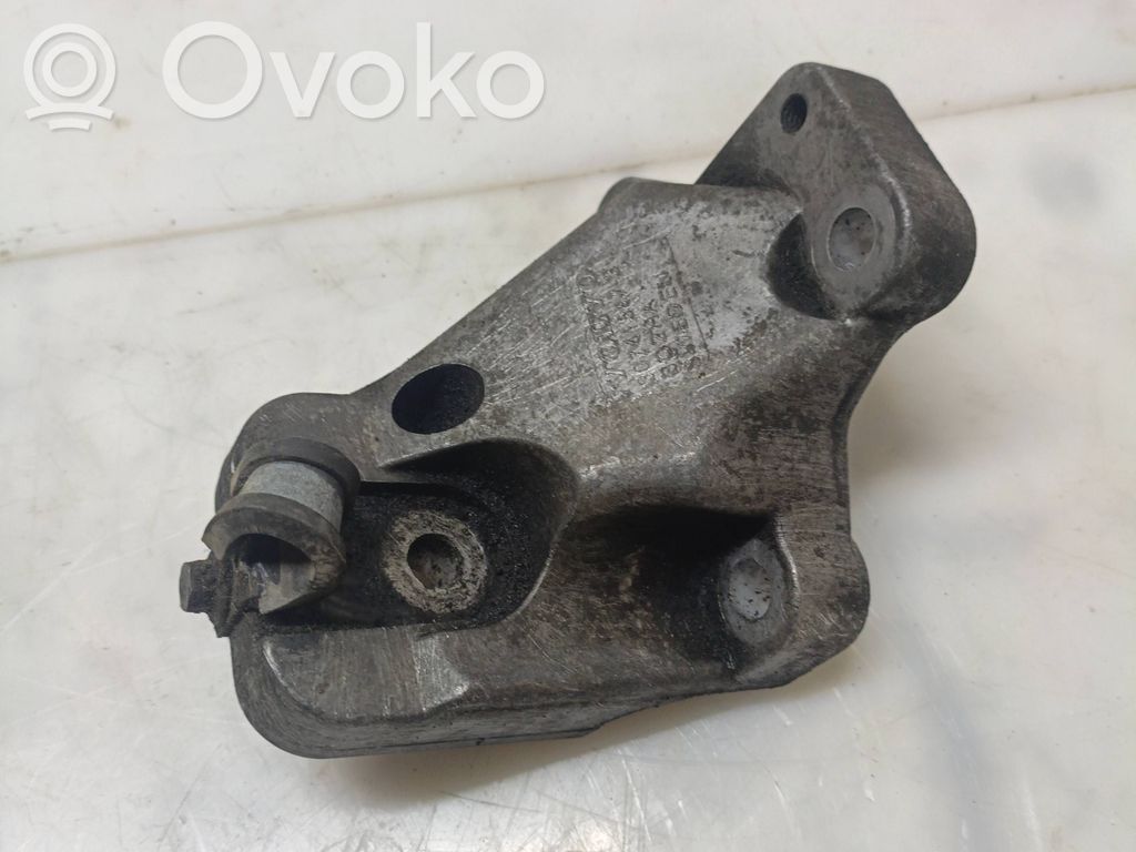 Volvo V70 Engine mounting bracket 
