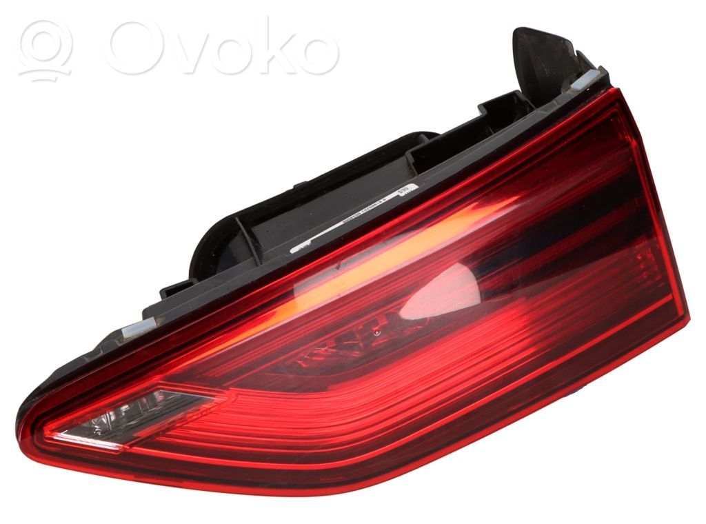 Volkswagen Golf VIII Lampy tylnej klapy bagażnika 