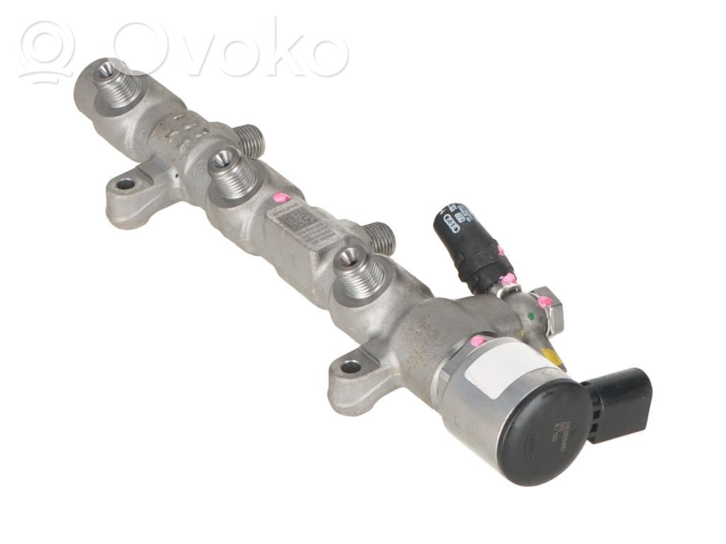 Volkswagen Touareg III Fuel injector supply line/pipe 