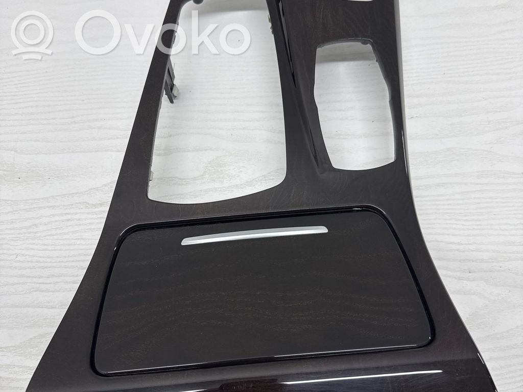 BMW 5 F10 F11 Mantu nodalījums centrālā konsole 