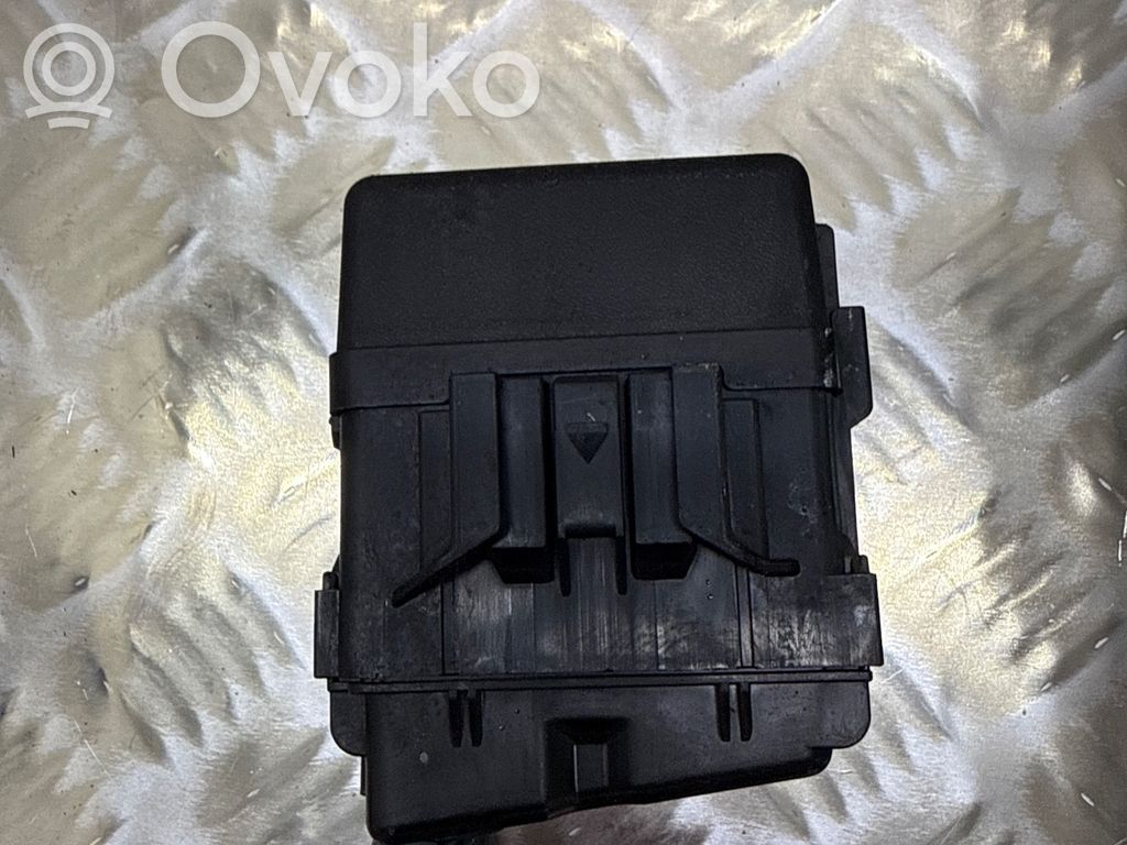 Toyota Auris E180 Relay mounting block 