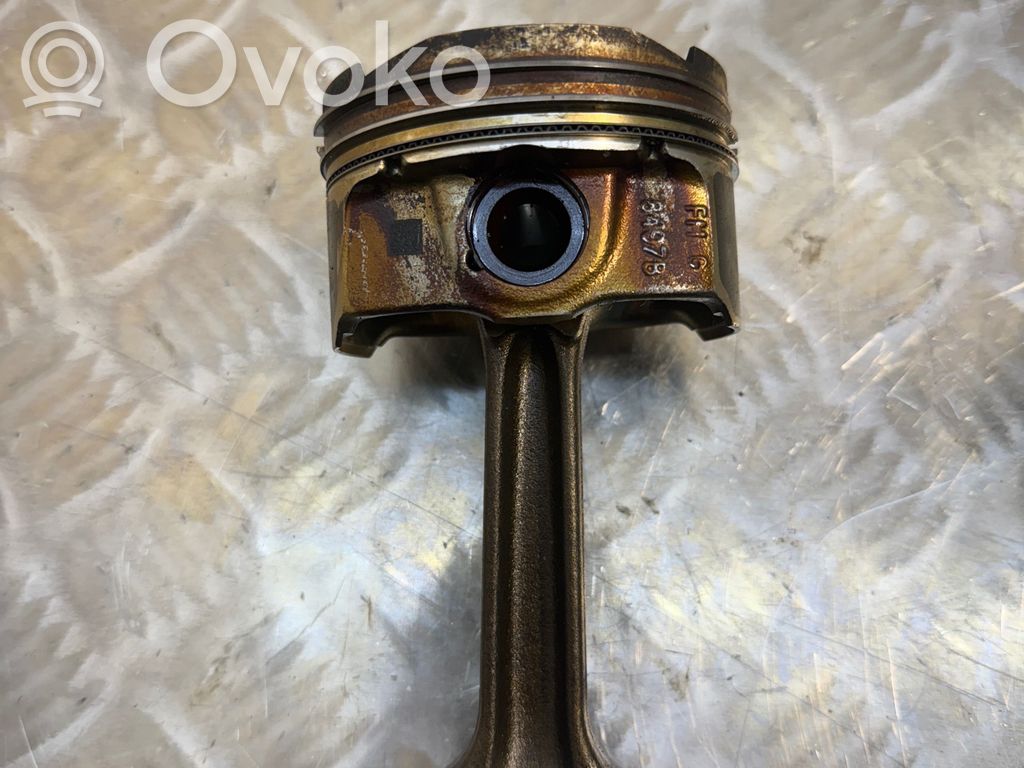 Piston with connecting rod   8497B