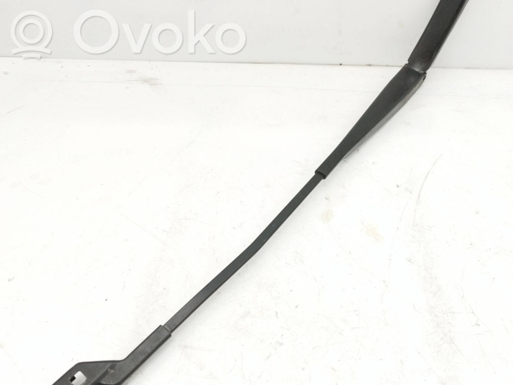 Volkswagen PASSAT B6 Front wiper blade arm 