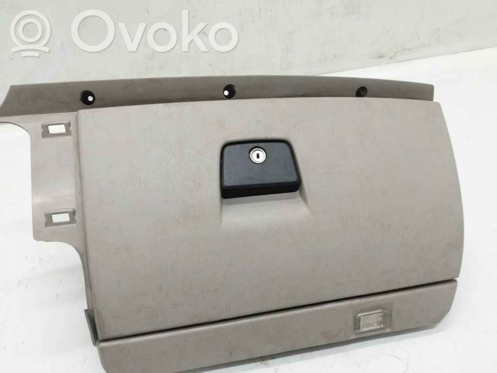 Volvo V50 Glove box 