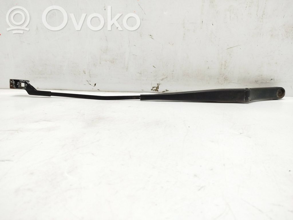 Volkswagen PASSAT B6 Front wiper blade arm 