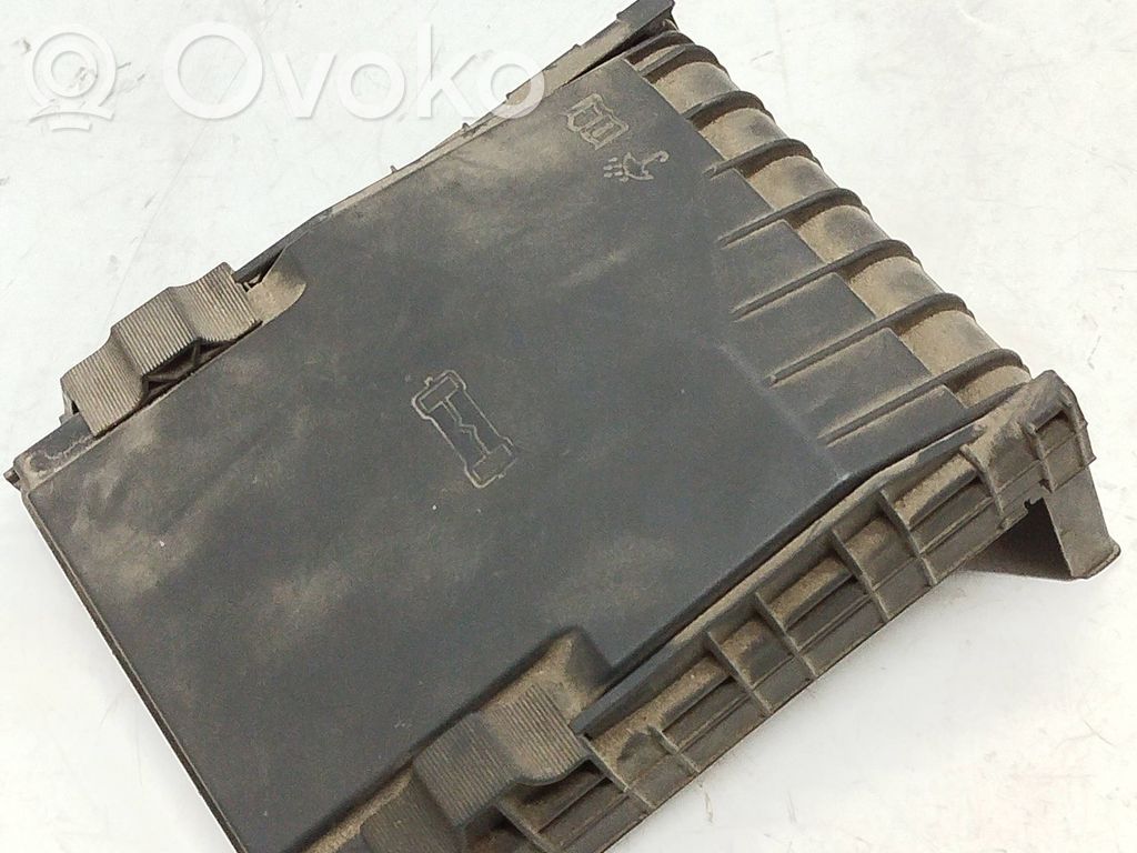 Volkswagen PASSAT B6 Fuse box cover 