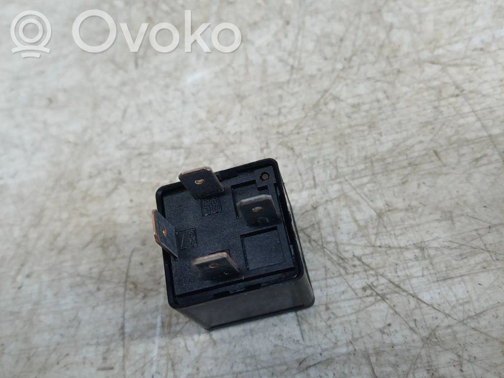 Inne przekaźniki   90464760,12V140A,V23134K52X220,13266315,24460433,3447012,90229206,93172269