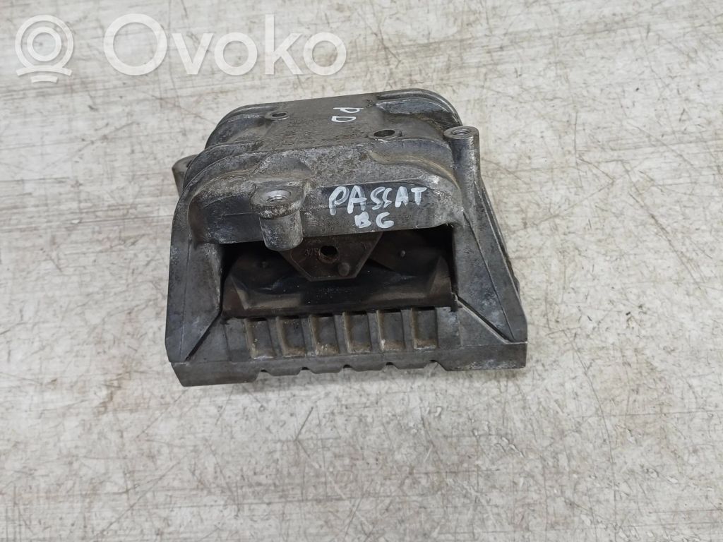Volkswagen PASSAT B6 Engine mount bracket 