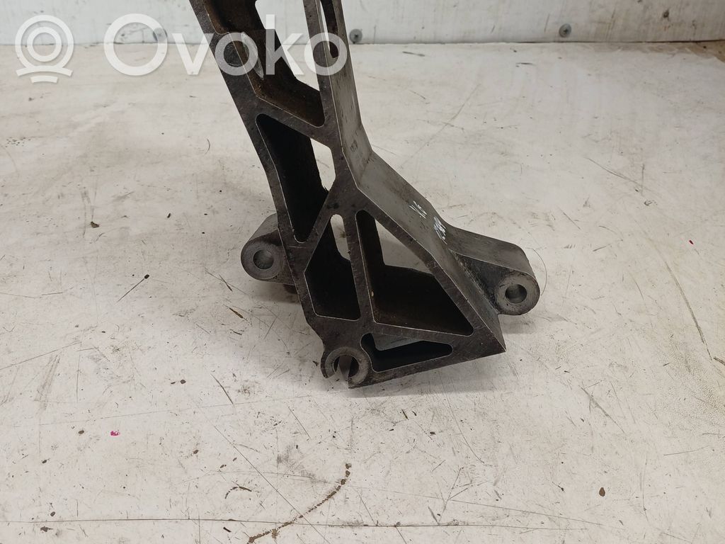 Volvo XC90 Engine mounting bracket 