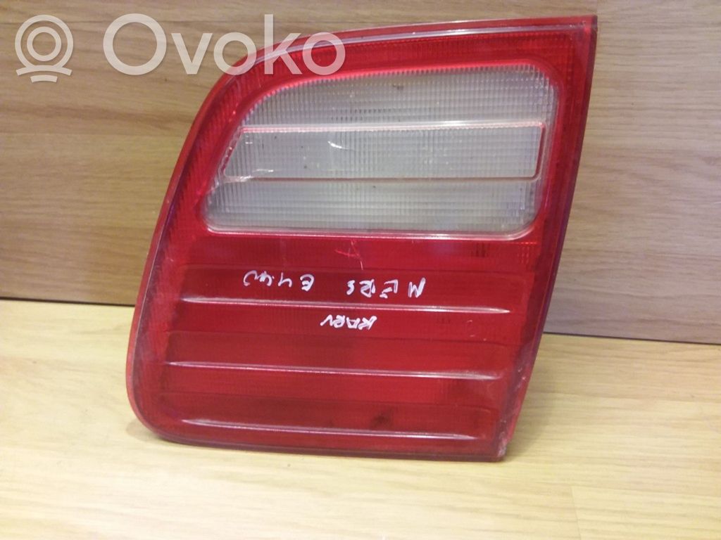 Mercedes-Benz E W210 Lampy tylnej klapy bagażnika 