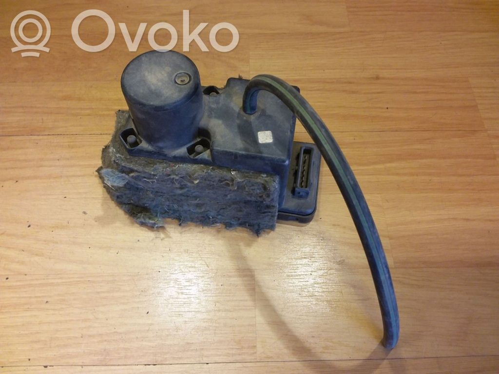 Audi 80 90 S2 B4 Central locking vacuum pump 
