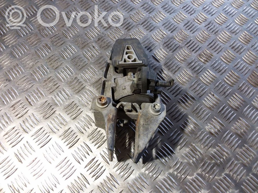 Peugeot 607 Engine mount bracket 