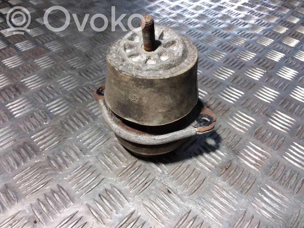 Volkswagen Touareg I Engine mount bracket 