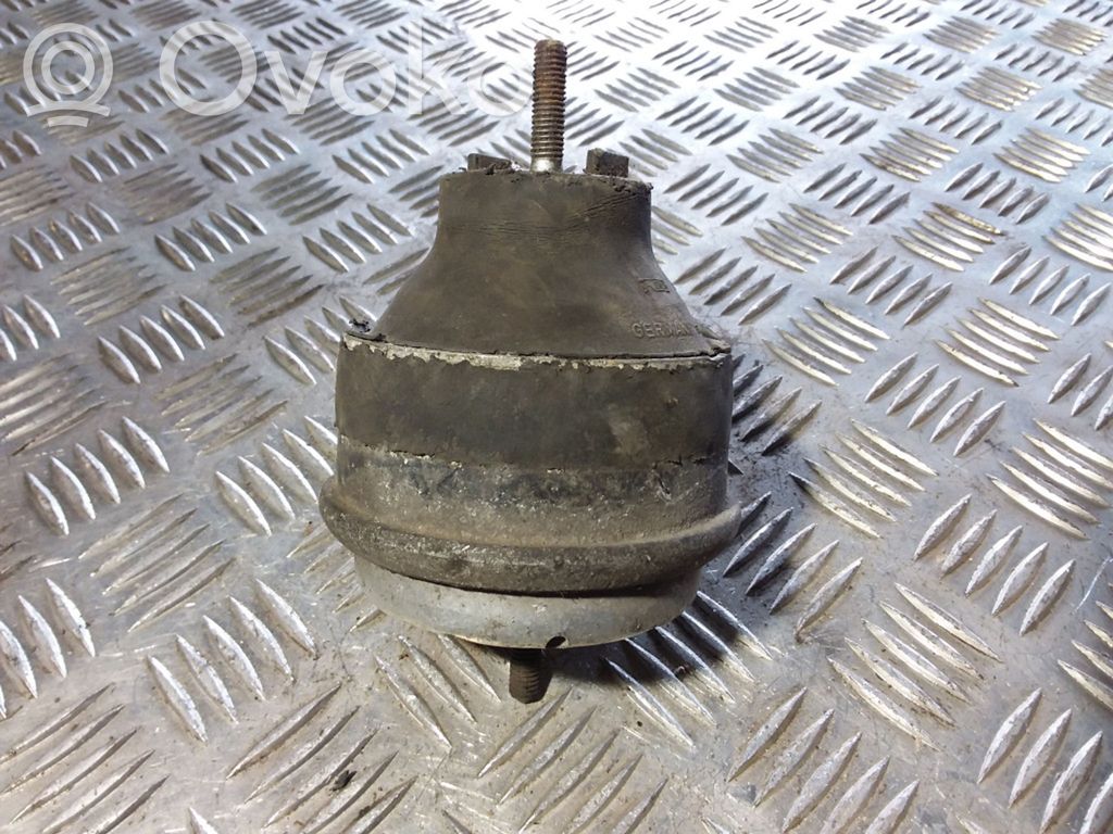 Volkswagen PASSAT B5 Engine mount bracket 