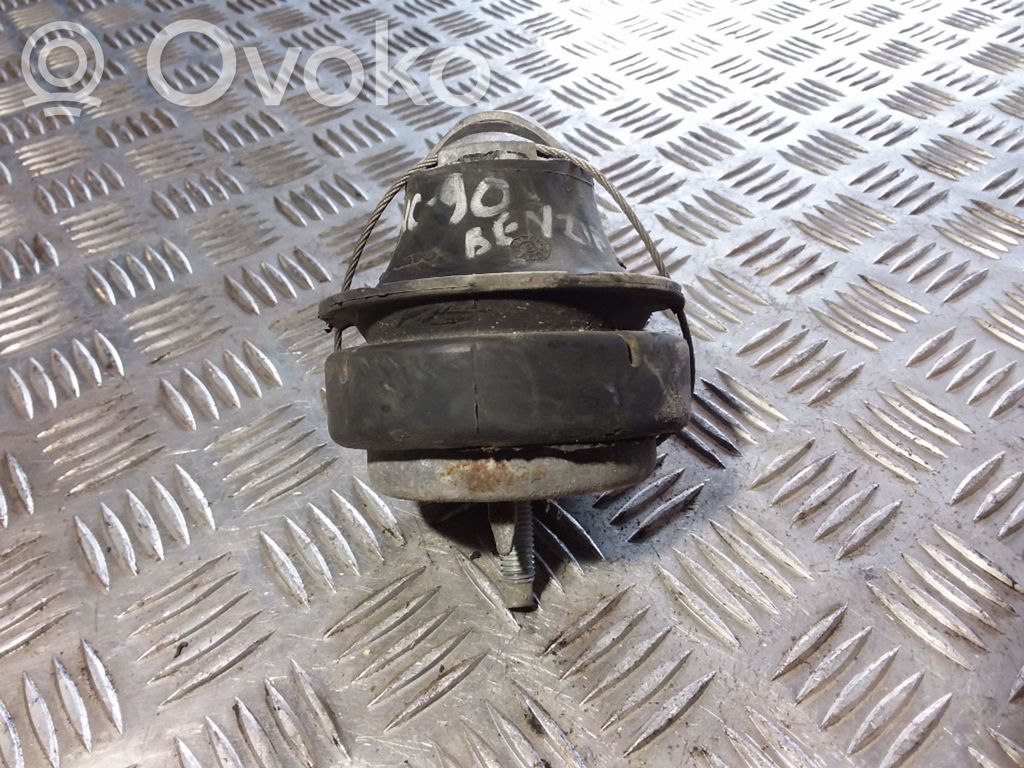 Volvo XC90 Engine mount bracket 