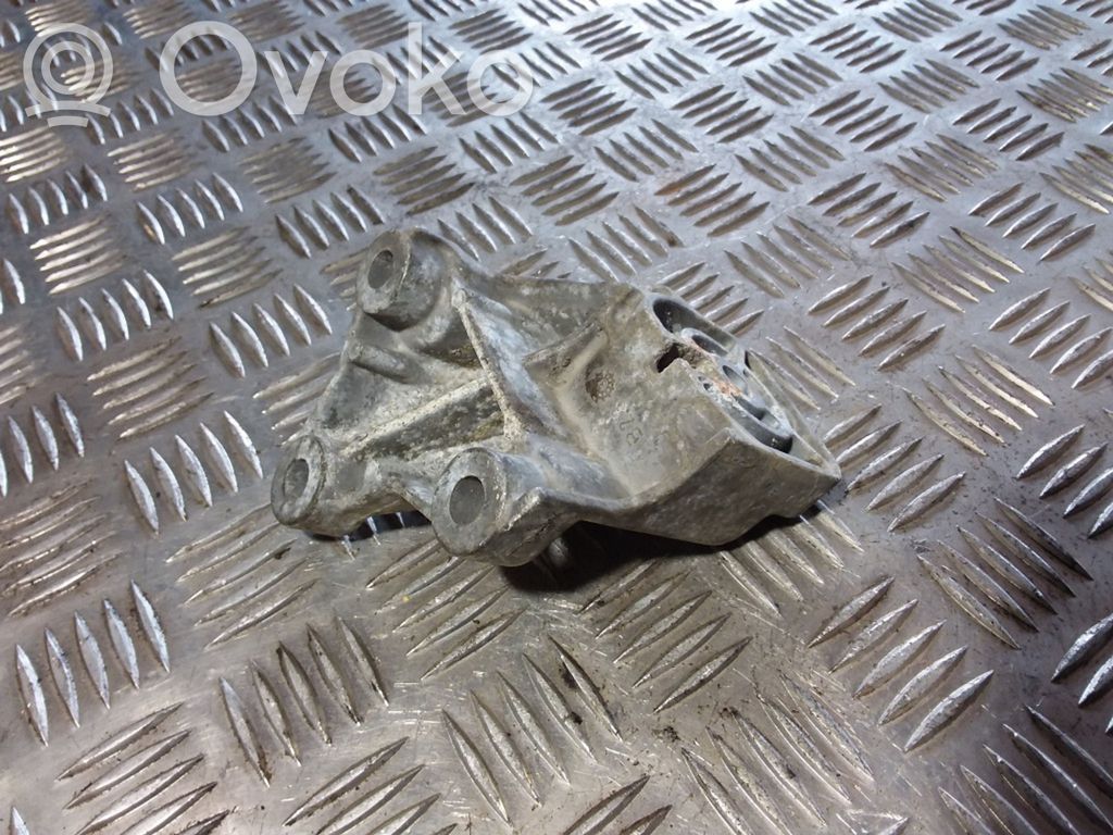 Volvo XC90 Engine mounting bracket 