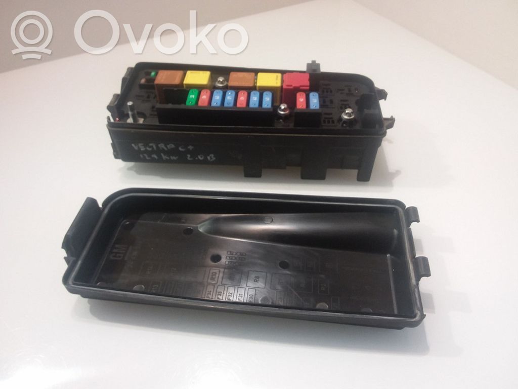 Opel Vectra C Saugiklių blokas 