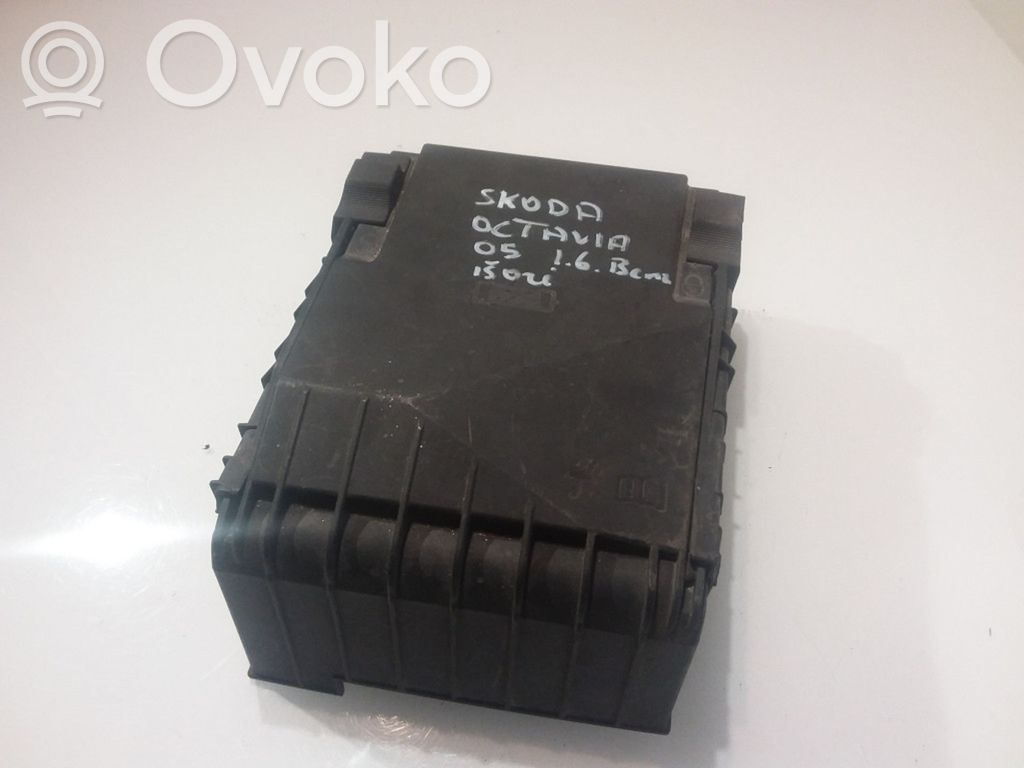 Skoda Octavia Mk2 (1Z) Fuse module 