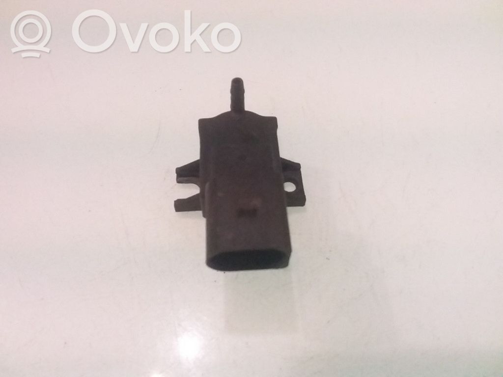 Volkswagen PASSAT B6 Zawór podciśnienia / Elektrozawór turbiny 