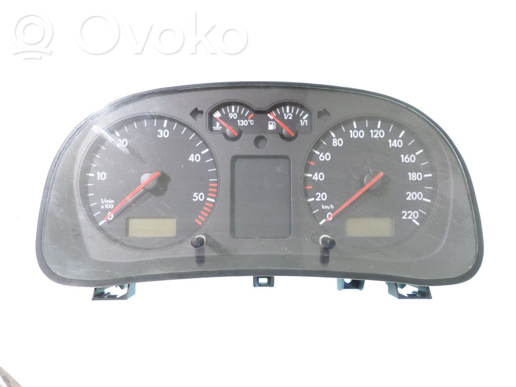 Volkswagen Golf IV Geschwindigkeitsmesser Cockpit 