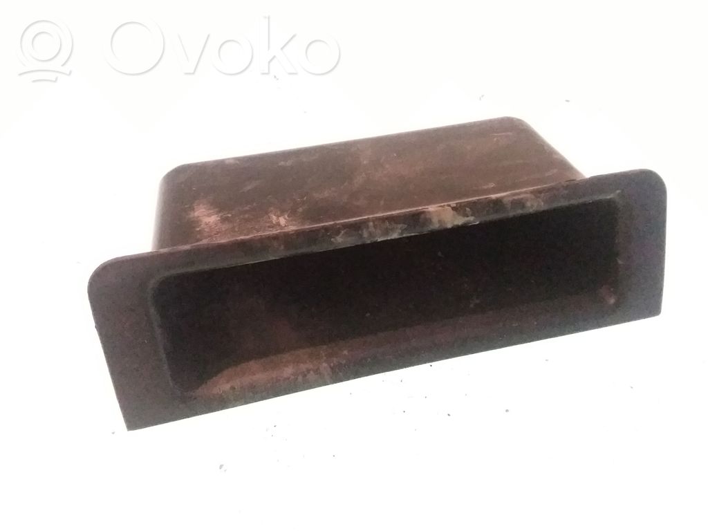 BMW 5 E39 Peleninė panelėje 