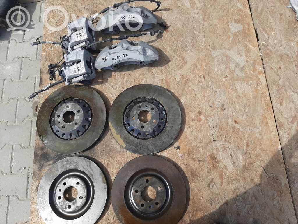 Audi Q7 4M Jarrulevyt ja jarrusatulat 