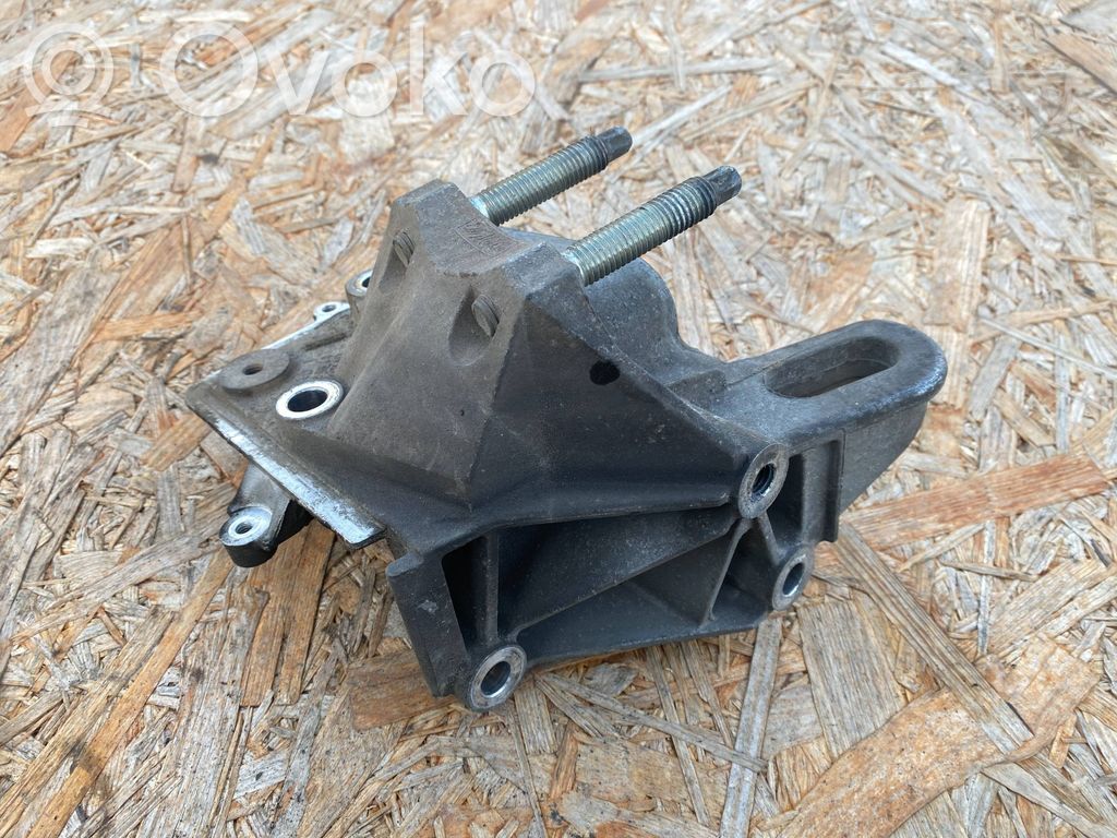 Ford Focus Engine mounting bracket 