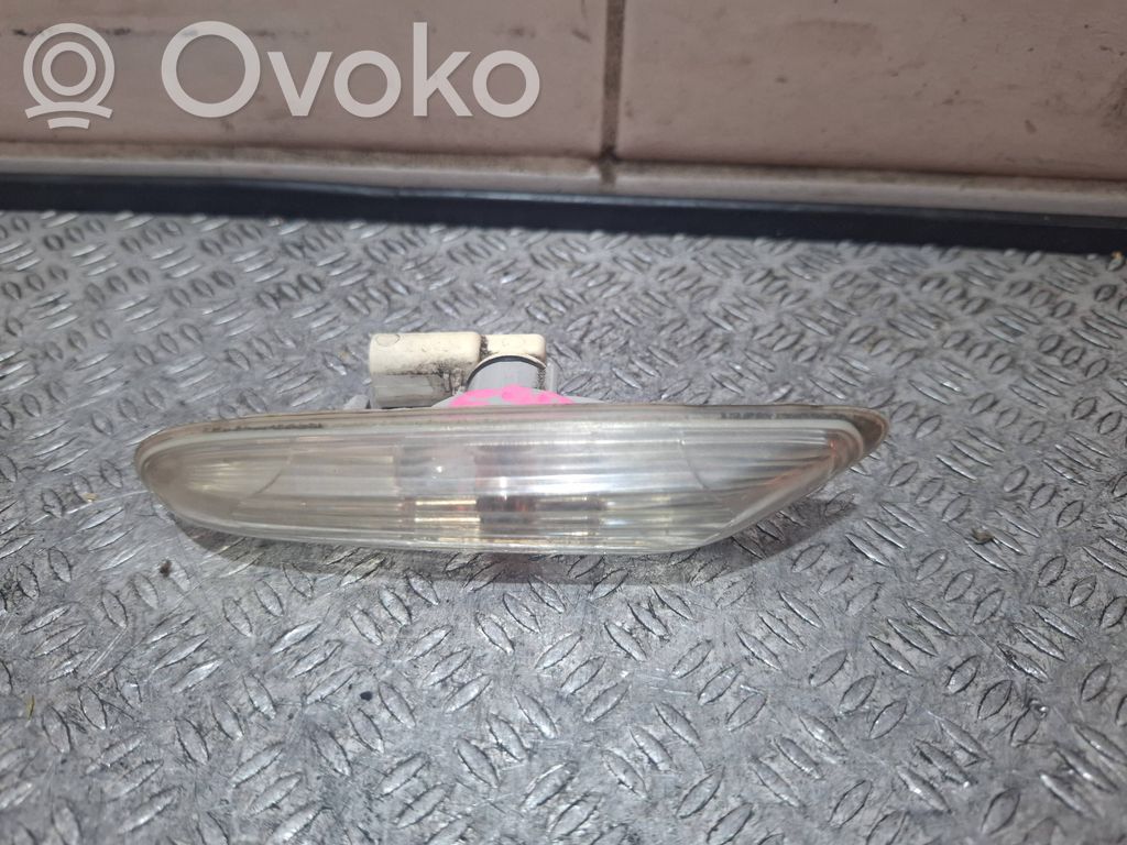 Front fender indicator light   932997
