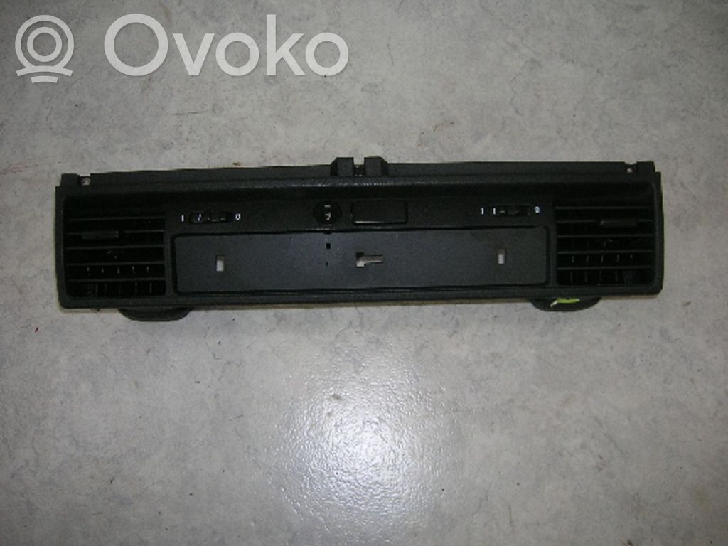 BMW 3 E36 Boczna kratka nawiewu deski rozdzielczej 