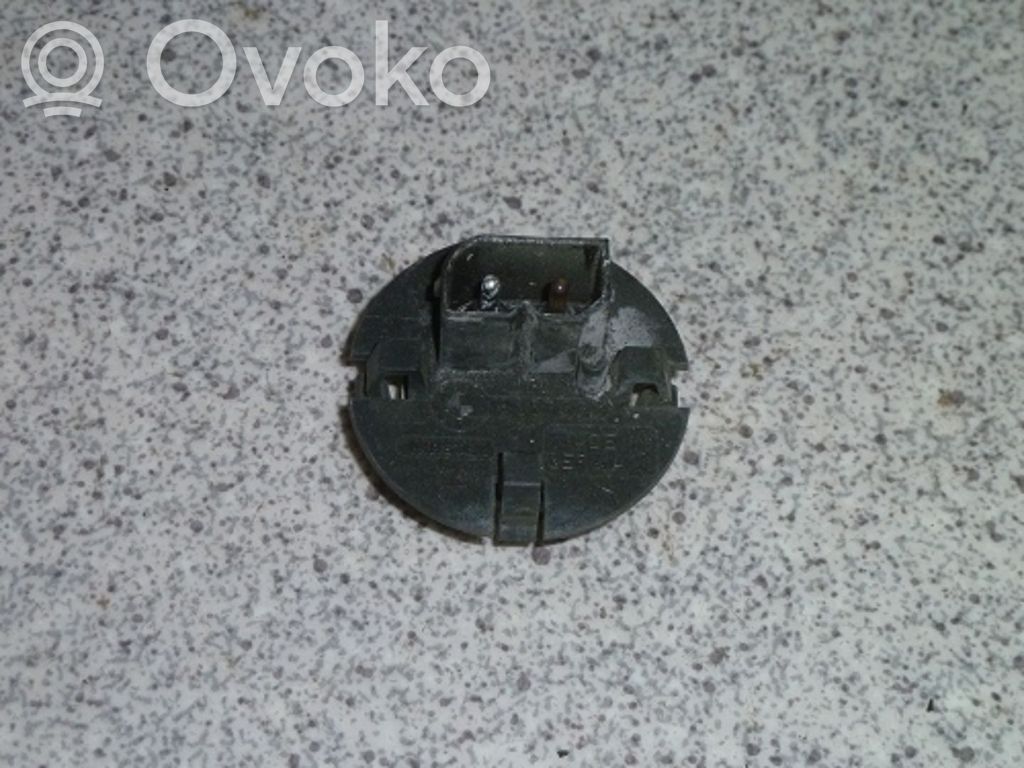 BMW 3 E36 Dysza spryskiwacza szyby przedniej / czołowej 